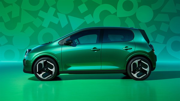 Zeleni Twingo, bočni pogled, na zelenem studijskem ozadju z grafičnimi vzorci.