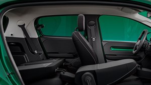 Notranjost vozila Twingo, bočni pogled na kabino s sprednjimi in zadnjimi sedeži ter varnostnimi pasovi.