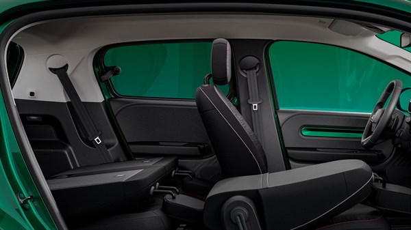 Notranjost vozila Twingo, bočni pogled na kabino s sprednjim sedežem in zadnjo klopjo.