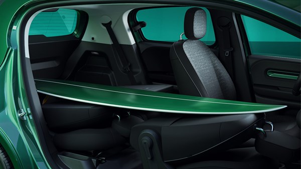 Notranjost vozila Twingo z zloženim sprednjim sedežem in prikazom nakladalne dolžine za daljše predmete.