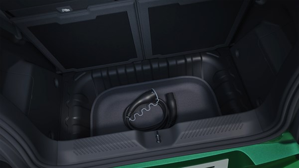 Prtljažni prostor vozila Twingo z dvojnim dnom in shranjenim polnilnim kablom v spodnjem predalu.