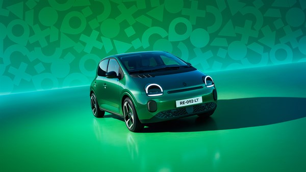 Zeleni Renault Twingo E-Tech electric, sprednji pogled na zelenem studijskem ozadju.