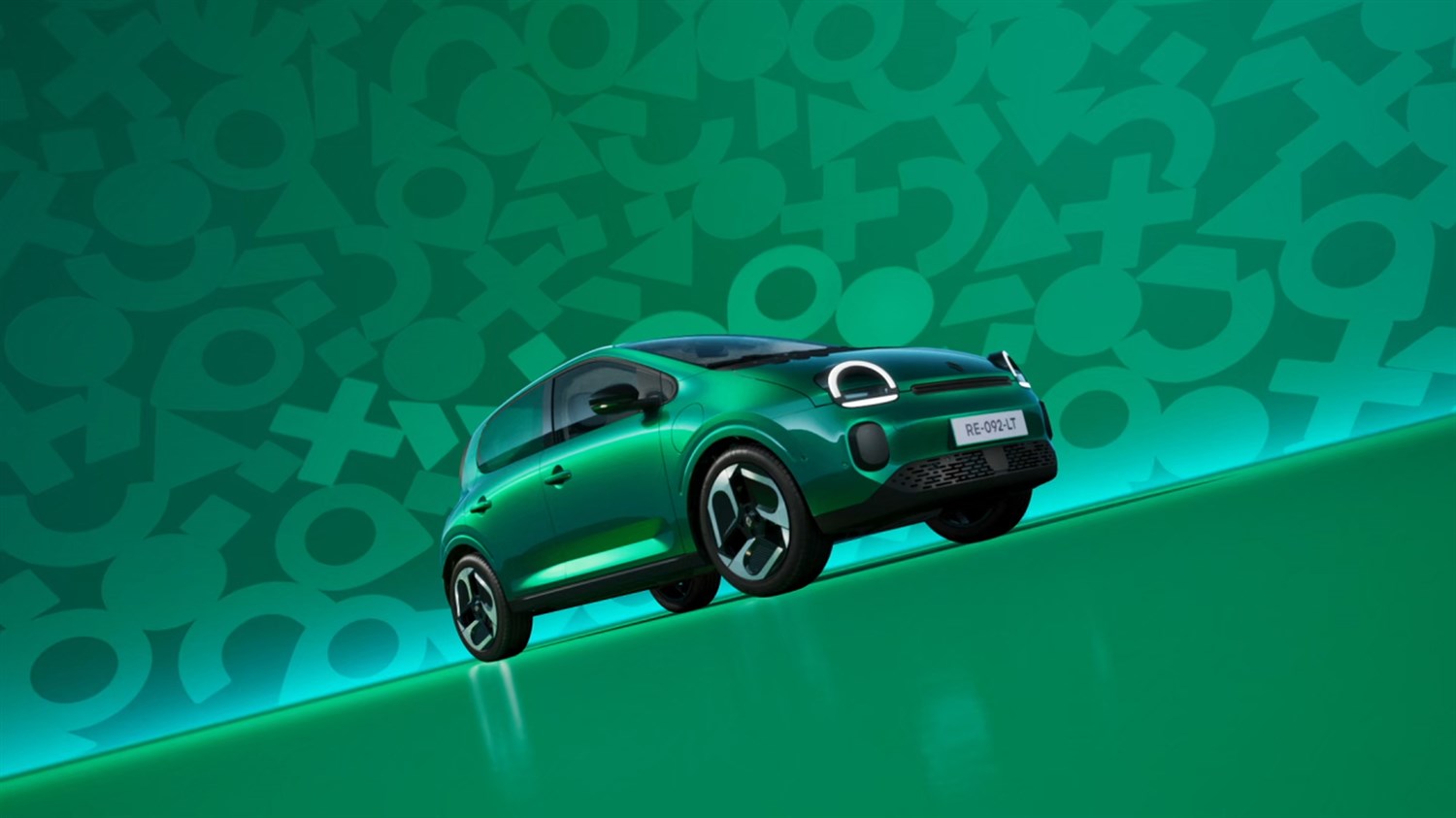 Zeleni Renault Twingo E-Tech electric na zelenem ozadju.