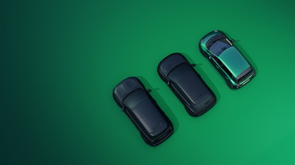 Tri bočno parkirana vozila na zelenem ozadju.