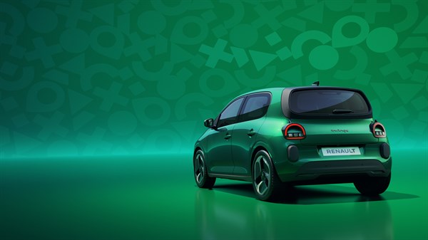 Zeleni Renault Twingo E-Tech electric, zadnji pogled na zelenem studijskem ozadju.