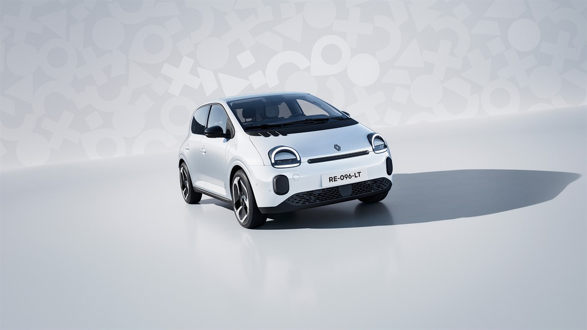Beli Renault Twingo E-Tech electric, sprednji pogled, na zelenem ozadju.