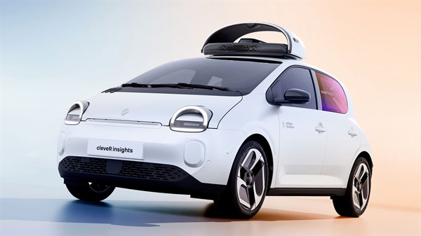 Renault Twingo E-Tech electric s CleverInsights napravo, sprednji tričetrtinski pogled, studijski posnetek.