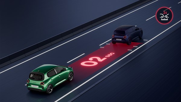 Shematski prikaz zelenega vozila na avtocesti z opozorilom na prekratko varnostno razdaljo do vozila spredaj.