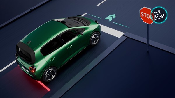 Shematski prikaz zelenega Twingo pri speljevanju v klanec ob znaku STOP, z ikono za pomoč pri speljevanju v klanec.