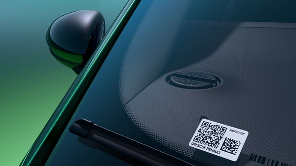 Detajl vetrobranskega stekla Renault Twingo z nalepko QR kode QRescue.