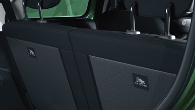 Prtljažni prostor Renault Twingo z naslonjali zadnjih sedežev in oznako isofix.