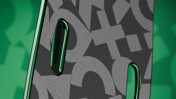 Detajl zgornje površine rolke z vzorcem in dvema odprtinama za prijem.