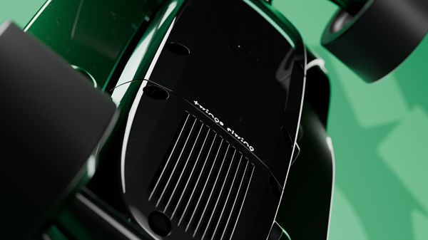 Detajl spodnje strani rolke z rebrastim pokrovom in delom podvozja.