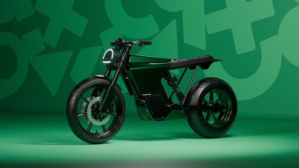 Motor v zeleni barvi, parkiran v studiu z zelenim ozadjem z vzorcem.