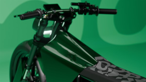 Detajl sprednjega dela motorja: krmilo in zgornji del okvirja.