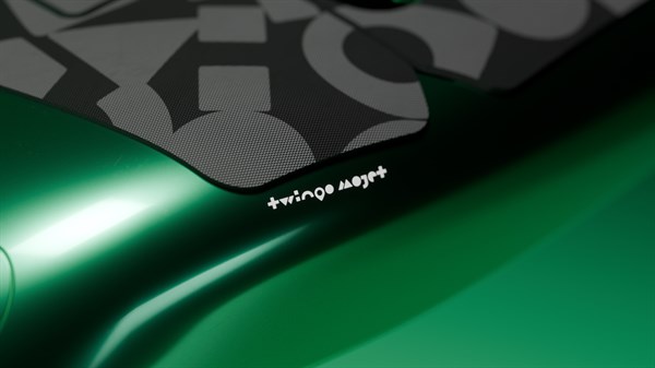 Bližnji posnetek ohišja in zgornje površine Mo-jet z vzorčasto prevleko ter napisom »mo-jet«.