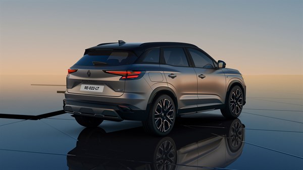 Zadnji pogled na Renault Austral, ki je parkiran na odsevni ploščadi.