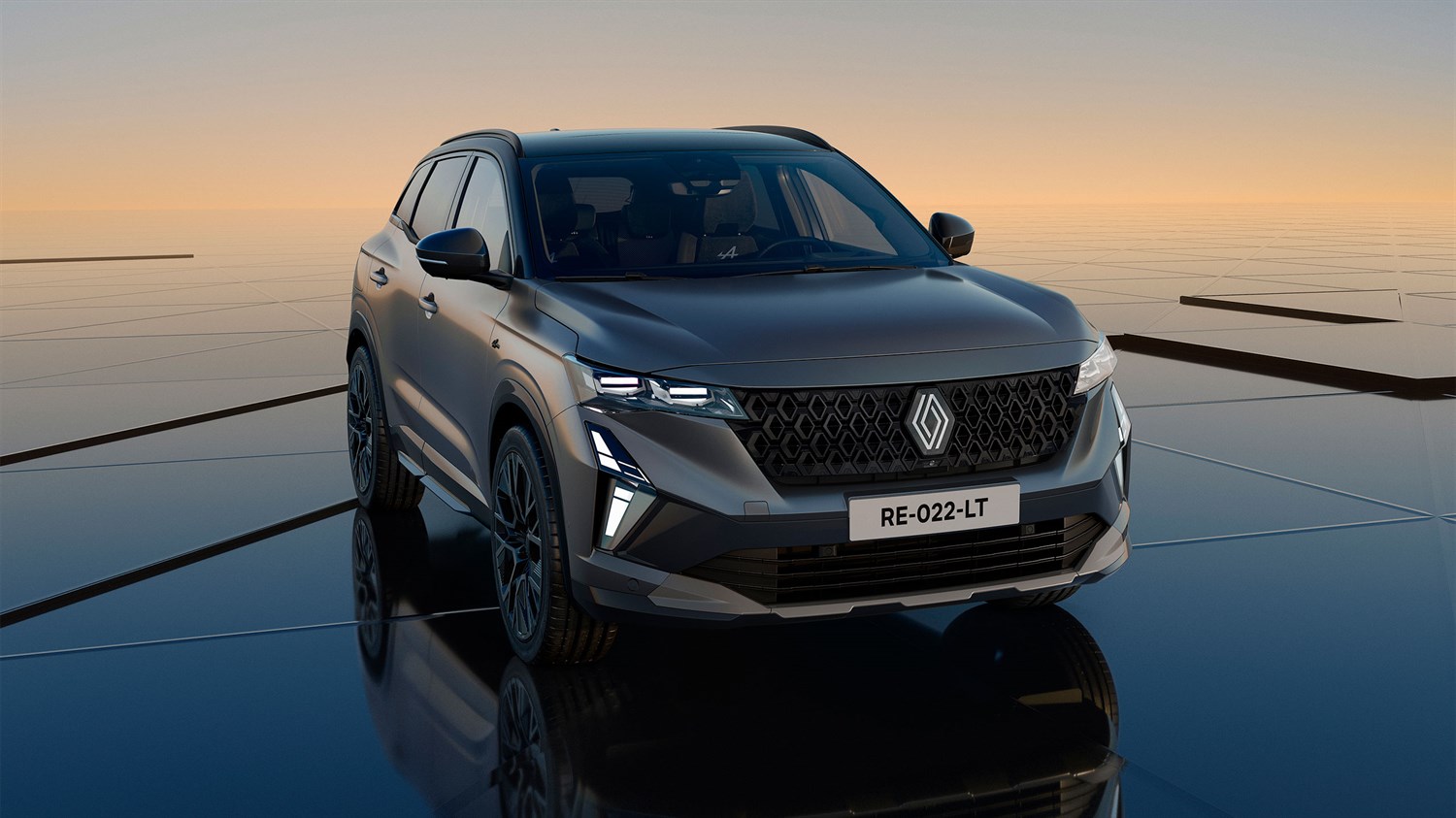 Renault Austral full hybrid E-Tech parkiran na odsevni površini ob sončnem zahodu.