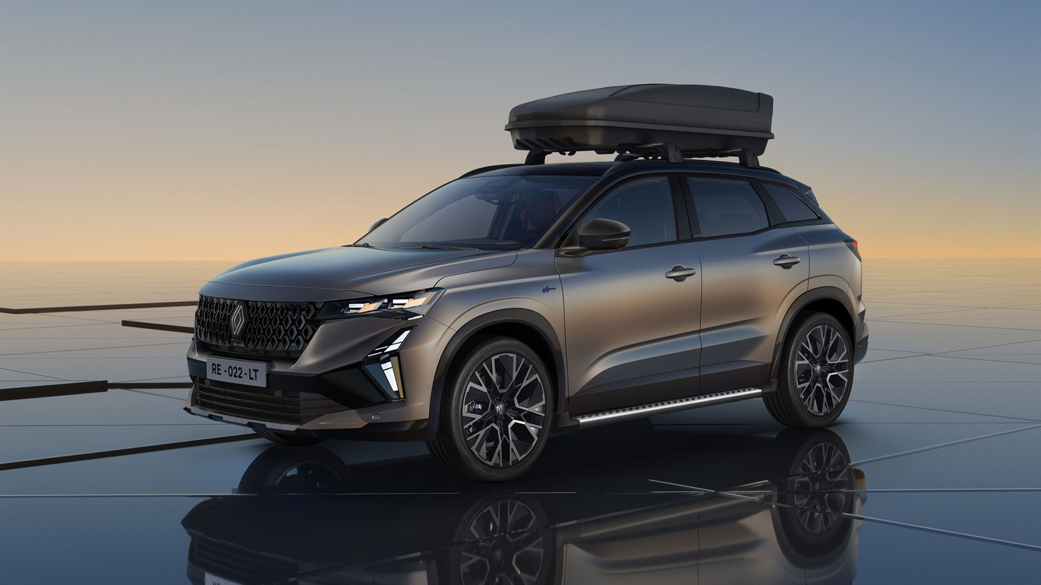 Renault Austral s strešnim kovčkom parkiran na odsevni površini ob sončnem zahodu.