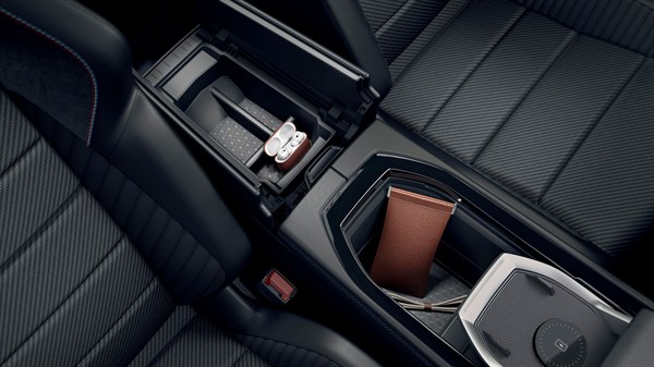 Prikaz sredinskega naslona za roke v Renault Austral z več predali za shranjevanje osebnih predmetov.