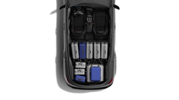 Pogled od zgoraj na notranjost vozila Renault z dvemi sedeži in prtljažnim prostorom, napolnjenim s kovčki.