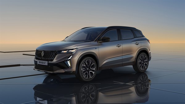 Renault Austral, tričetrtinski pogled od spredaj, na vodni gladini ob sončnem zahodu.
