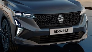 Sprednji del vozila Renault Austral z LED žarometi od blizu.
