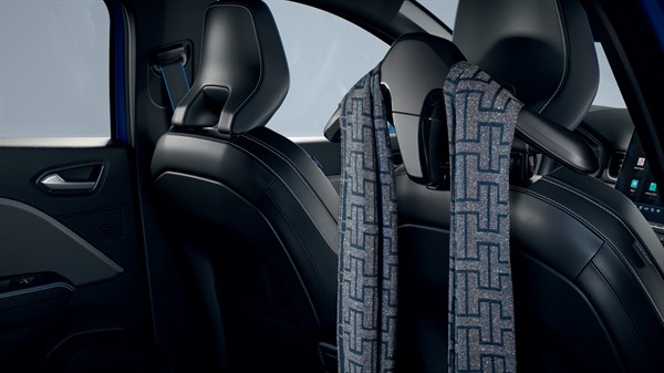 Kravata obešena na obešalniku na vzglavniku sprednjega sedeža.