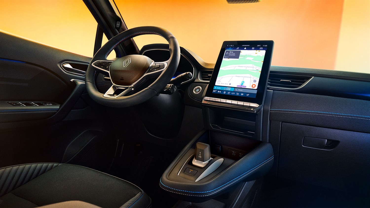 Notranjost vozila z osredotočenostjo na digitalni kokpit – z večfunkcijskim volanom z logotipom, digitalnim zaslonom ter osrednjim navpičnim zaslonom z aplikacijami, kot so Amazon Music, EasyPark in Vivaldi.