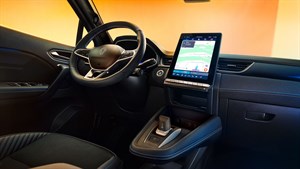 Pogled na volan in osrednji multimedijski zaslon z ikonami aplikacij: Amazon Music, EasyPark in Vivaldi brskalnikom.