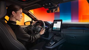 Voznica, ki uporablja navigacijski sistem v notranjosti vozila in zaslon na dotik.