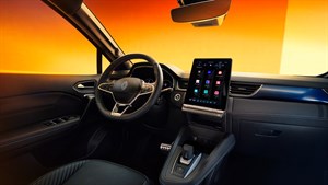 Podrobnejši pogled na volan in osrednji multimedijski zaslon z ikonami aplikacij: Amazon Music, EasyPark in Vivaldi brskalnikom.