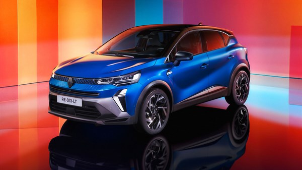Moder Renault Captur z barvnim ozadjem.