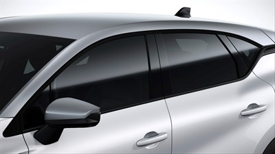 Beli Renault Captur s streho in ogledali v sivi barvi Highland.