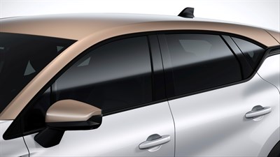 Beli Renault Captur s streho in ogledali v biserni sivo-bež barvi.