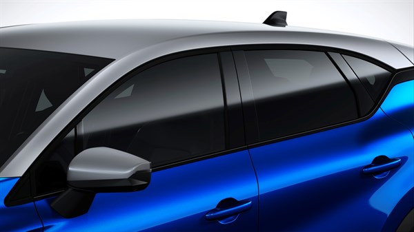 Bočni detalj vozila Captur: modra karoserija z streho v sivi barvi in zatemnjenimi stekli.