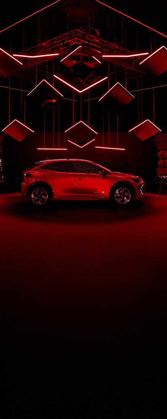 Rdeči športni Clio v futuristični dvorani z geometrijsko svetlobo in modernim dizajnom.