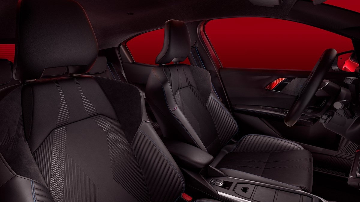 Sprednja sedeža Renault Clio ponujata športno obliko, kakovostne materiale in kontrastne šive za več udobja in elegance.