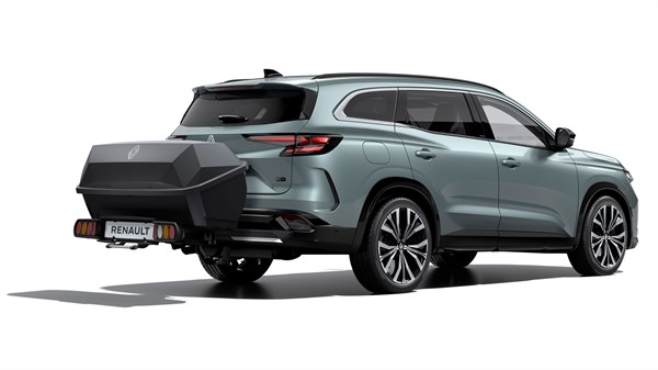 Renault Espace z nameščenim aerodinamičnim kovčkom aero cargo box na zadnji vlečni kljuki.