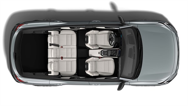 Pogled od zgoraj na Renault Espace s petimi svetlimi usnjenimi sedeži v dveh vrstah.