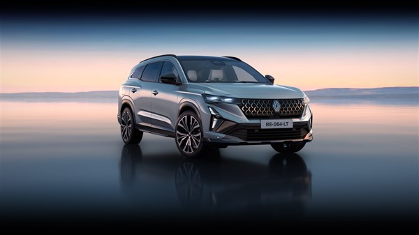 Renault Espace v svetlo modro-srebrni barvi, pogled od spredaj-desno ob sončnem zahodu.