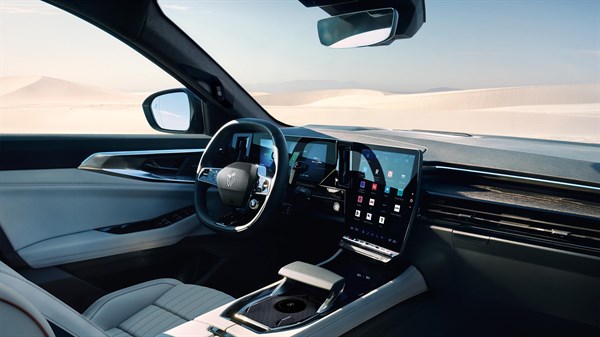 Notranjost vozila Renault Espace z volanom, digitalnimi zasloni in armaturno ploščo.