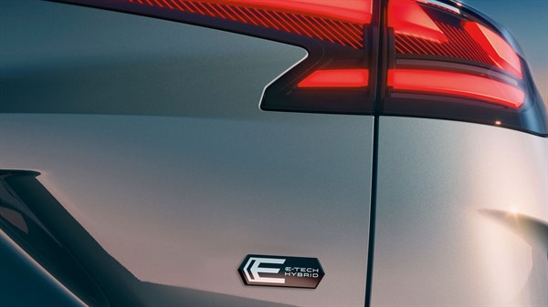 Zadnja LED luč vozila Renault Espace in oznaka E-Tech hybrid na karoseriji.