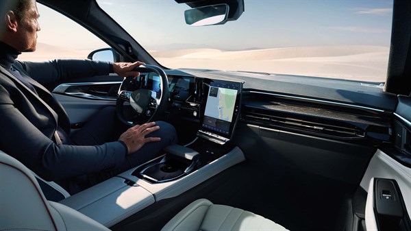 Voznik upravlja volan in osrednji zaslon v notranjosti vozila Renault Espace.