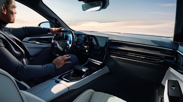 Voznik upravlja volan in osrednji zaslon v notranjosti vozila Renault Espace.