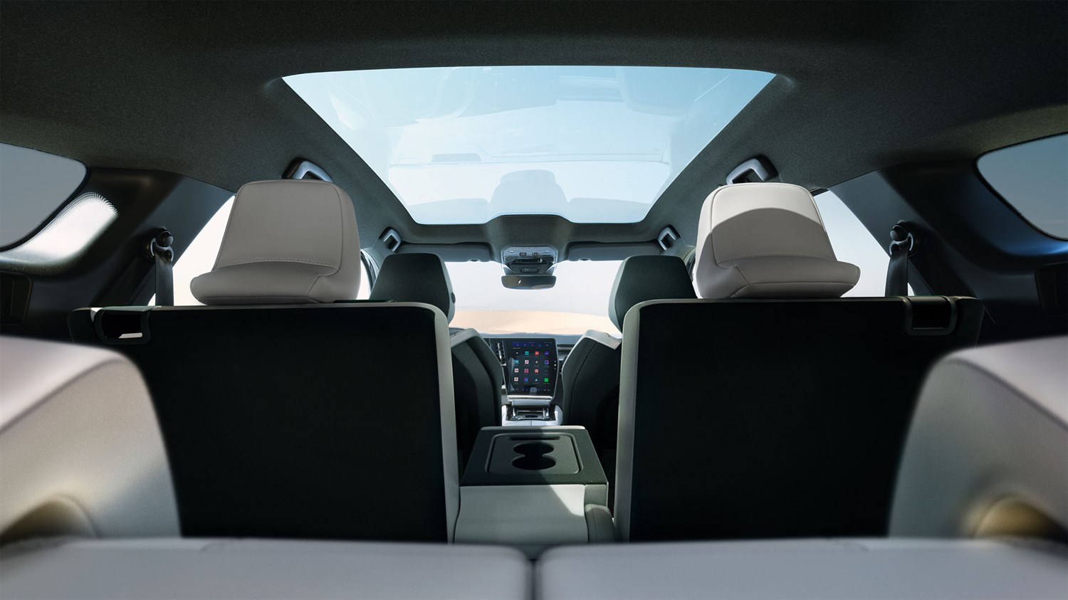 Pogled iz zadnjega dela notranjosti vozila Renault Espace proti sprednjim sedežem in panoramski strehi.