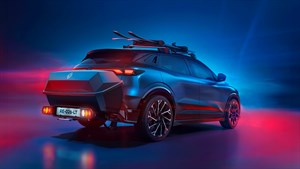 Renault Megane E-Tech električni zadnji pogled, na strehi smuči in prtljažnik, nočno okolje