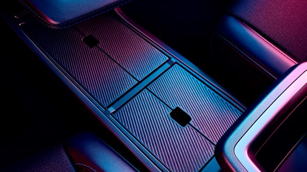 Renault Megane E-Tech electric - sredinska konzola s pokritimi predali za shranjevanje