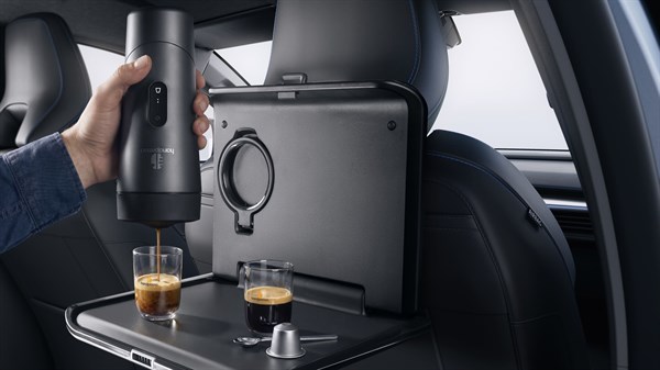 Renault Megane E-Tech electric - prenosni aparat za kavo Handpresso in dve skodelici espressa na mizici za sprednjim sedežem
