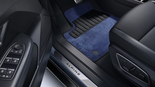 Renault Megane E-Tech electric - modre tekstilne preproge z logotipom Alpine in prag vrat z napisom Alpine